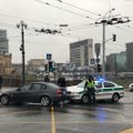 В Вильнюсе полицейский автомобиль с заключенным столкнулся с BMW