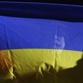 Vilniuje neblaivūs užsieniečiai Ukrainos vėliavą išmetė į šiukšlių dėžę ir ją apspjaudė