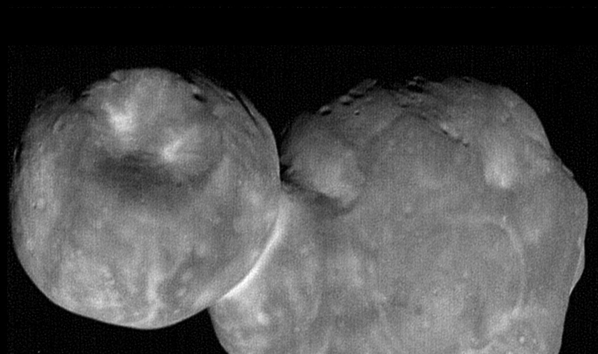 Arrokoth, arba Ultima Thule. Siauras kaklas, jungiantis dvi dalis, suteikia kūnui neįprastą asteroidams formą. NASA/ESO nuotr.