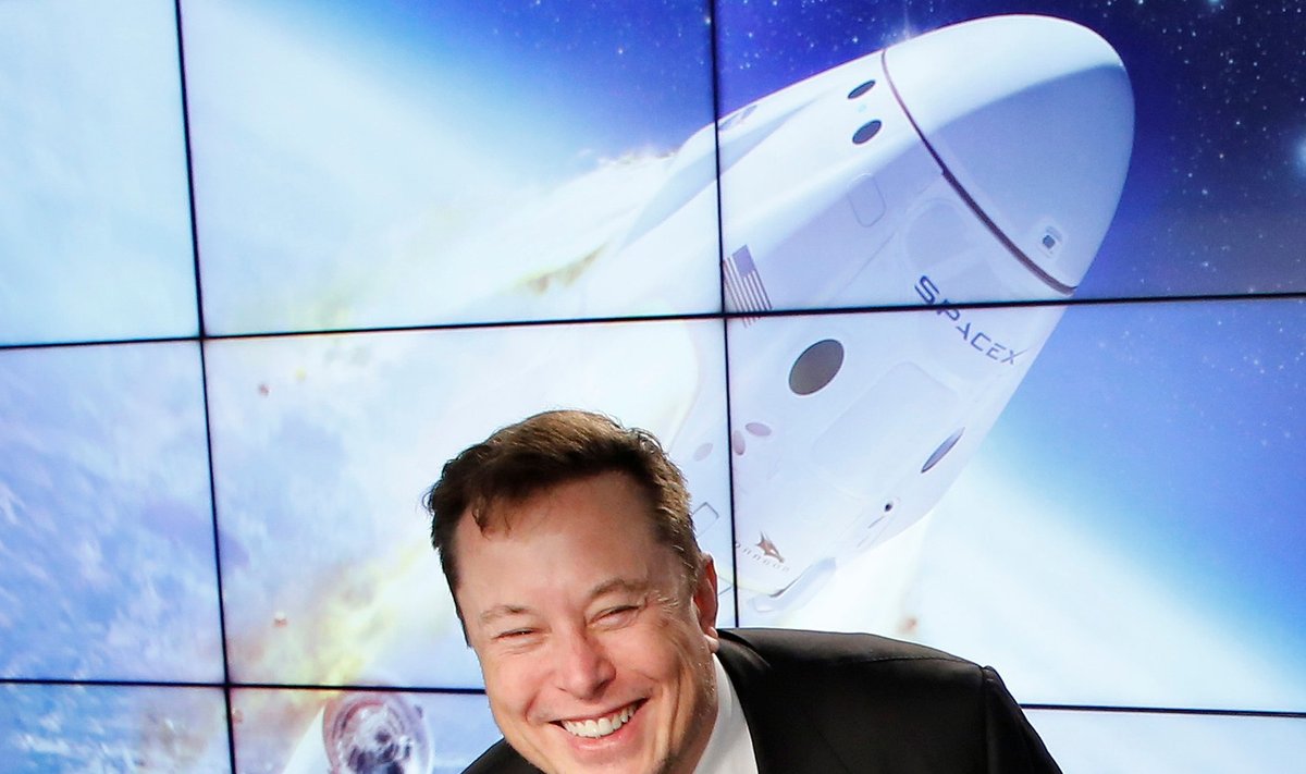Elonas Muskas žada kosmonautikos pramonės revoliuciją.