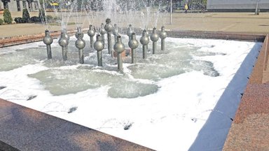 Nejuokingi pokštai Plungėje: užkliuvo fontanas