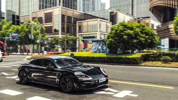 Elektromobilis „Porsche Taycan“ pristatomas pasauliui: aplankys tris žemynus per tris savaites