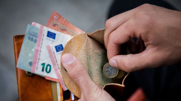 Šaltiniai: ministerijos siūlo didinti MMA iki 840 eurų, NPD – iki 625 eurų