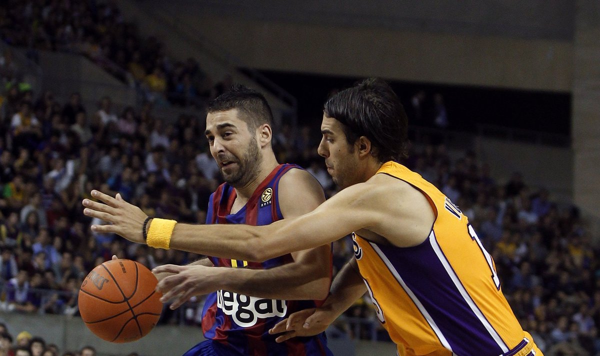 Juanas Carlosas Navarro ("Barcelona") veržiasi pro Sašą Vujačičių ("Los Angeles Lakers") 