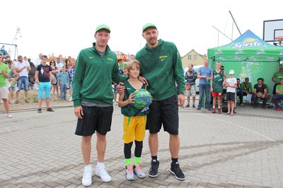 Marius Runkauskas ir Deividas Gailius su kamuolio laimėtoju