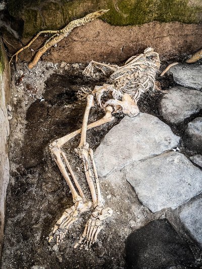 Vezuvijaus sunaikintoje Pompėjoje rasti trijų žmonių skeletai. EPA-ELTA nuotr.