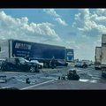 Kelyje „Via Baltica“ susidūrė du automobiliai ir vilkikas: sužaloti du žmonės