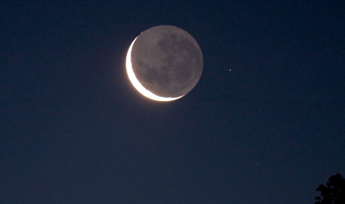 Danguje sužibės Mėnulis, nutviekstas Da Vinčio švytėjimo, taip pat Marsas ir Venera. Scanpix/VidaPress/Shutterstock nuotr.