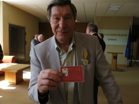 V.Kastrovas rodo savo pažymėjimą, kurį gavo dirbdamas prie Černobylio avarijos likvidavimo