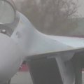Naikintuvų lydimas Putino lėktuvas nusileido Abu Dabyje
