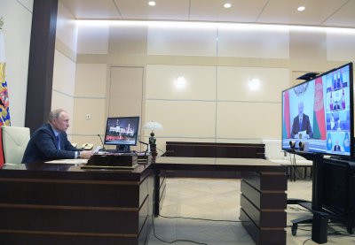 V. Putinas stebi A. Lukašenkos pasisakymą