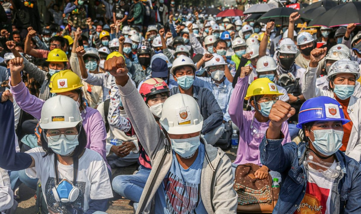 Mianmarai kovoja už demokratiją: po masinio streiko raginimo kariuomenė užėmė ligonines ir universitetus