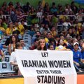 Irano prezidentas ragina atšaukti draudimą moterims stebėti sporto varžybas stadionuose
