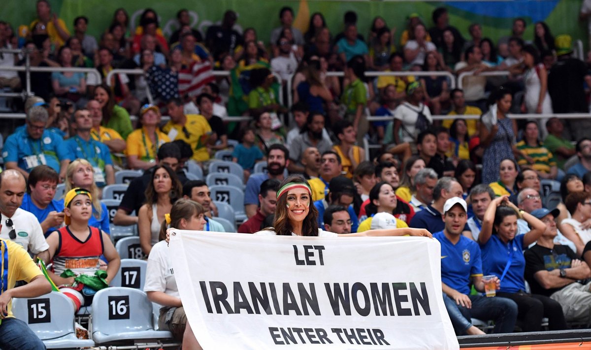 Irano moterims bus leista stebėti sporto varžybas stadione