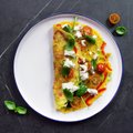 Omletas su feta ir pomidorais – skanu ir maistinga