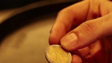 Kosove – padirbtos 2 eurų monetos: beveik neįmanoma atskirti nuo tikrų