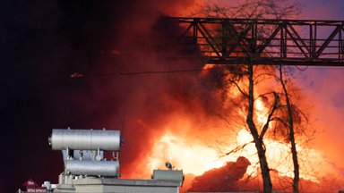Aplinkos ministerija po gaisro automobilių laužyne: konkrečių siūlymų reguliuoti pavojingų veiklų ir objektų vietas – nėra