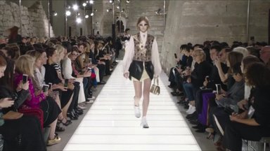 „Louis Vuitton“ pademonstravo, kad praeityje dėvėti drabužiai gali tapti šiuolaikinio garderobo dalimi