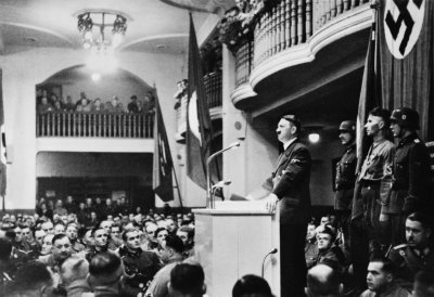 Adolfas Hitleris 1939 lakričio 8 d. Miuncheno aludėje „Bürgerbräukeller“ sako metinę kalbą. Jam išėjus po 13 min. nugriaudėjo sprogimas