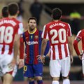 „Barca“ apmaudžiai atidavė Supertaurę, Messi už smūgį varžovui išvytas iš aikštės