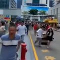 Nuo svyruojančio dangoraižio Kinijoje bėga siaubo apimti žmonės