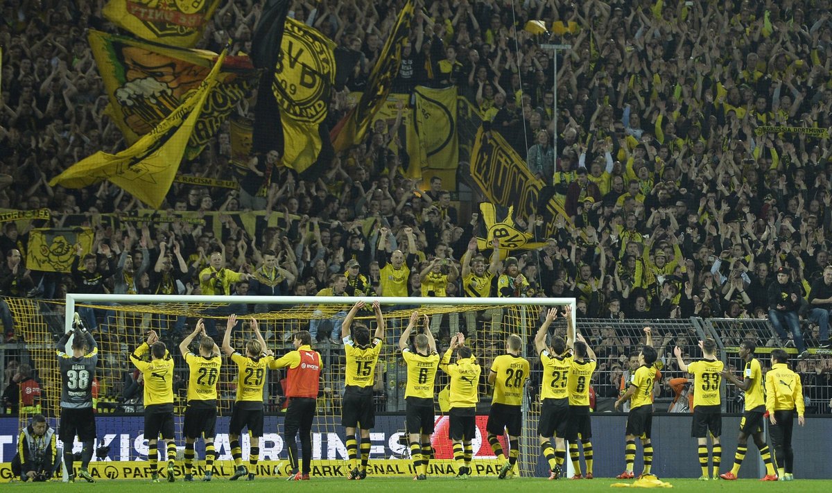 Dortmundo “Borussia“ futbolininkai dėkoja sirgaliams už palaikymą
