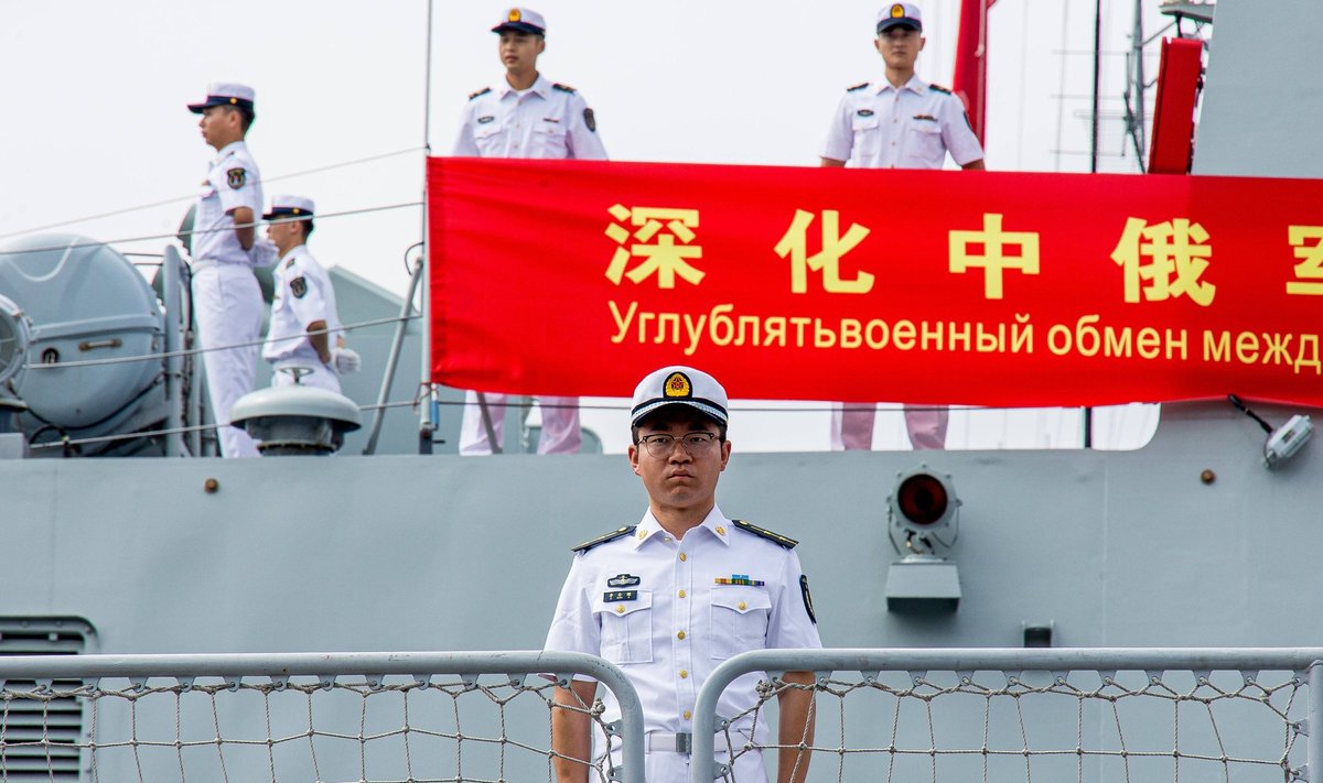 Kinijos ir Rusijos laivynai turi bendras karines pratybas