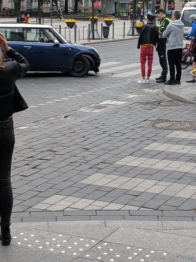Gedimino prospekte ant stulpelių pakibęs automobilis / "Facebook" grupės "Reidas Vilniuje" / LKN.lt nuotr.