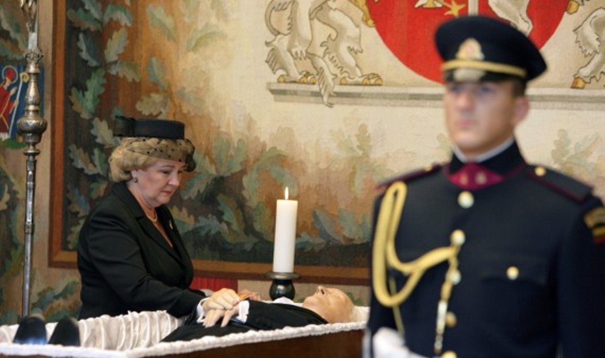 Kristina Brazauskienė prie pašarvoto prezidento Algirdo Brazausko