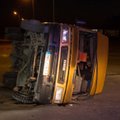 Panevėžyje po susidūrimo apvirto mikroautobusas, vežęs vaikus - 10 žmonių išvežta į ligoninę