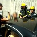 Ugniagesiai Kinijoje vadavo automobilio stoglangyje užstrigusį trimetį