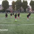 Hitas: futbolininkų šokis su ant virvelių kabančiais kamuoliais