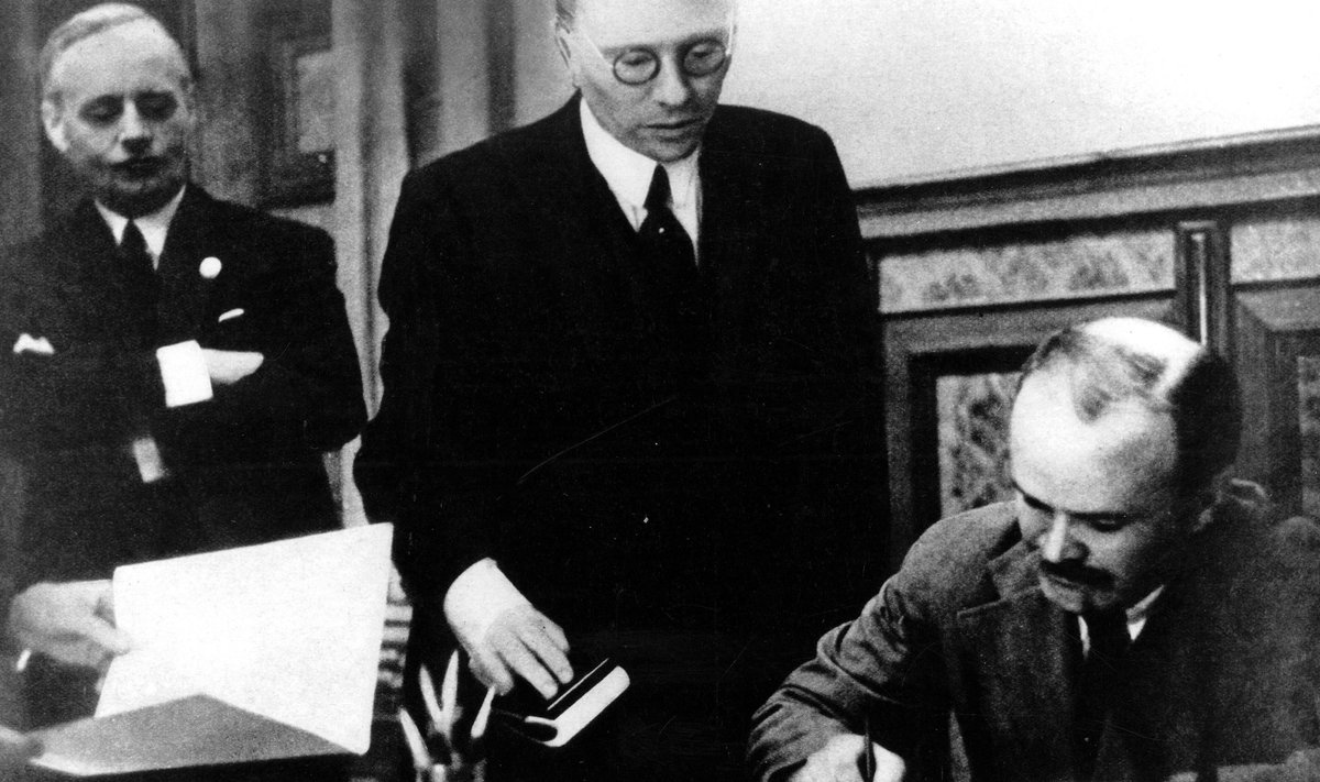 1939 m. rugsėjį Viačeslavas Molotovas pasirašo sutartį su nacistine Vokietija