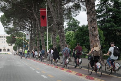 Tirana nori išsivaduoti iš taršių automobilių gniaužtų