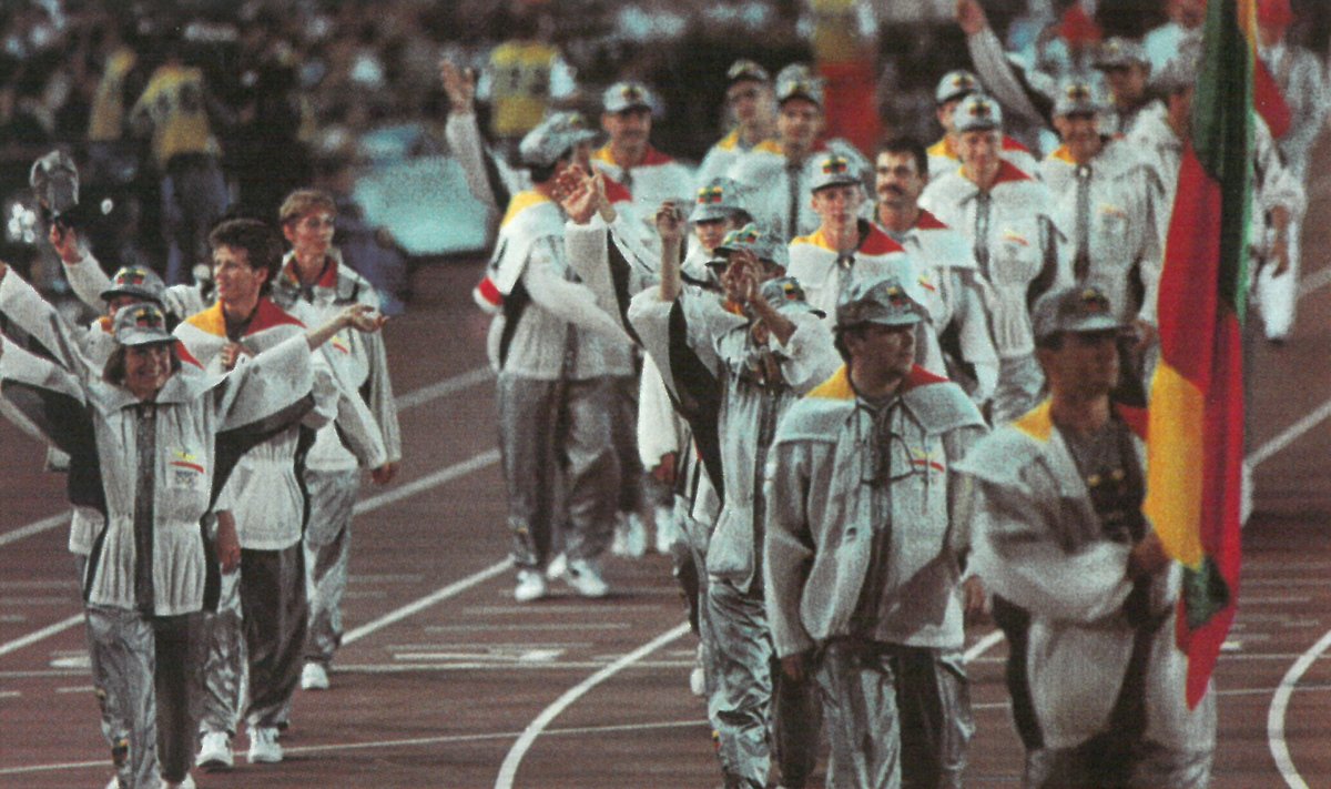 Raimundas Mažuolis neša vėliavą Barselonos olimpinių žaidynių atidaryme