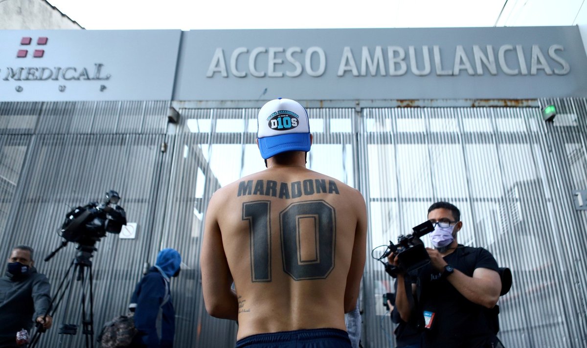 Diego Maradonos gerbėjai laukė žinių apie jo sveikatos būklę prie ligoninės Buenos Airėse