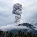 Indonezijos rytuose – galingas ugnikalnio išsiveržimas: į dangų pakilo 2,5 km aukščio pelenų stulpas
