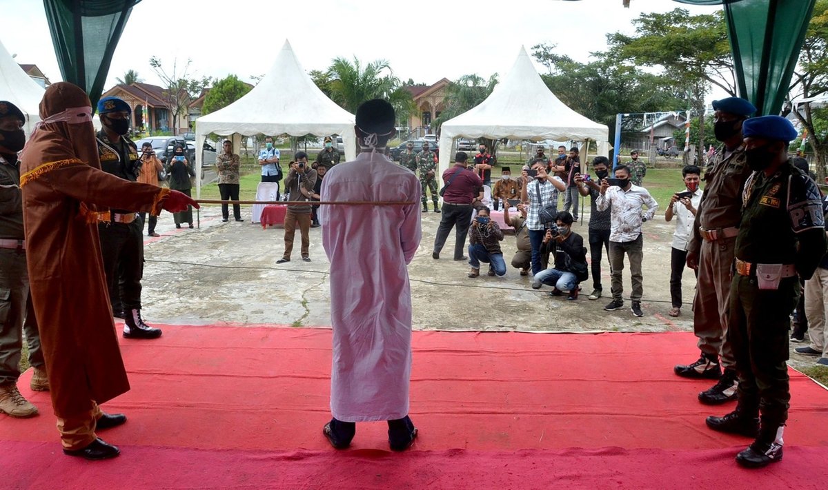 Indonezijoje už vaiko išprievartavimą viešai išplaktas jaunas vyras