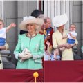 Princo Louiso debiutas spaudžia šypseną: mojavo taip stipriai, kad vos nenumušė Camillos skrybėlės