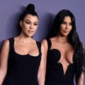 Kim Kardashian su seserim ir kitos garsenybės pozavo fotografams labdaros renginyje
