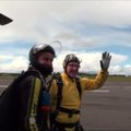 Šimtametis britas savo jubiliejaus proga iššoko su parašiutu