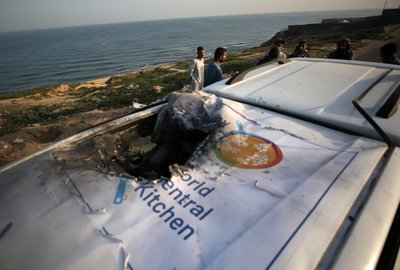 Per Izraelio smūgį Gazos Ruože žuvo pagalbos darbuotojai