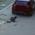 Nufilmuota Kinijoje: vairuotojo pervažiuotas berniukas nepatyrė rimtesnių sužalojimų