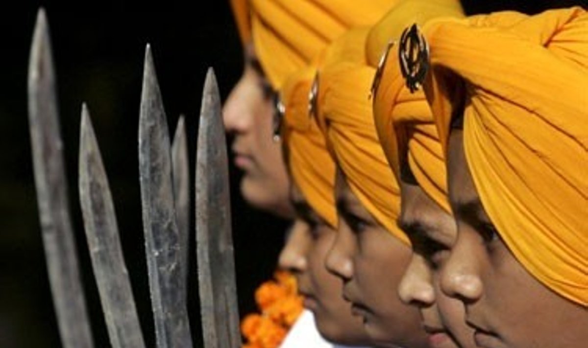 Indijos sikhai laiko kardus religinės procesijos metu (Indija)
