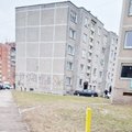 Vilniuje garbaus amžiaus vairuotoja, nesuvaldžiusi automobilio, rėžėsi į daugiabutį