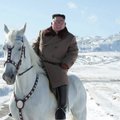 Ką simbolizuoja Kim Jong Uno pasijodinėjimas baltu žirgu