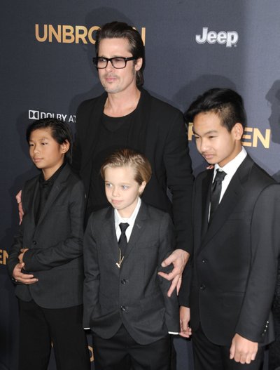 Shiloh Pitt (viduryje) su Bradu Pittu ir broliais Paxu (kairėje) ir Maddoxu