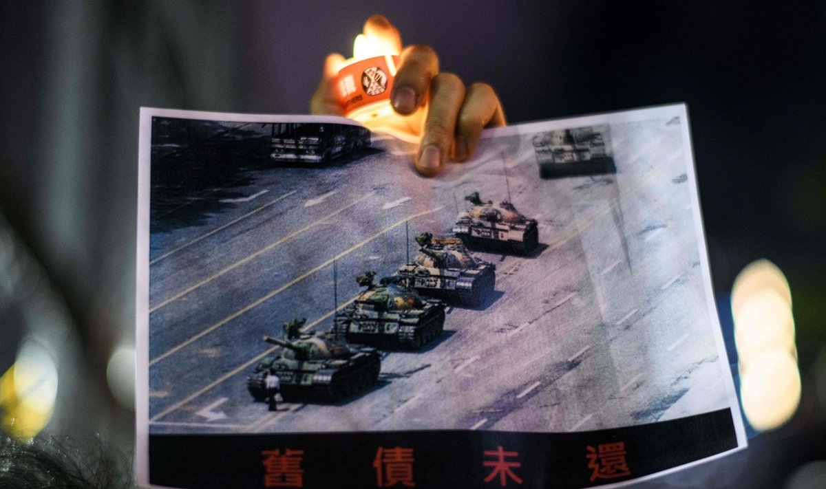 Potestuotojai Honkonge susirinko paminėti Tiananmenio aikštės žudynių