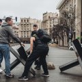 Rusų užimtame Ukrainos mieste esantis politologas: atėję rusų kariai siaubia parduotuves, veržiasi į butus