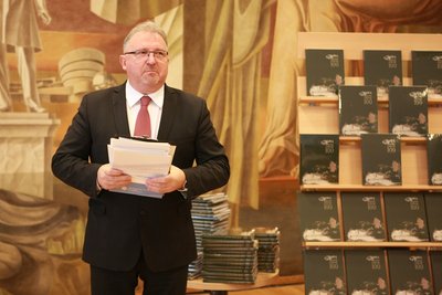 Bibliotekos direktorius prof. dr. Bronius Maskuliūnas pristato konkurso katalogą.